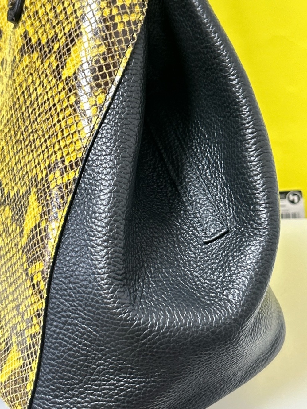 Borse in Pelle 2fer Yellow Snake-Print Tote Bag w/Travel Pouch Approx. 20x11 x 7 - Picture 8 of 17